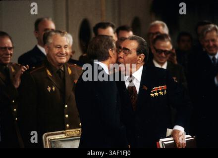 16. Juni 1979; Wien, ÖSTERREICH; Präsident JIMMY CARTER und Generalsekretär der Sowjetunion LEONID BRESCHNEW bei Treffen in Wien, Österreich, vom 15. Juni bis 18. Juni 1979, um das Abkommen über strategische Rüstungsbegrenzung (SALT II) zu unterzeichnen. Stockfoto