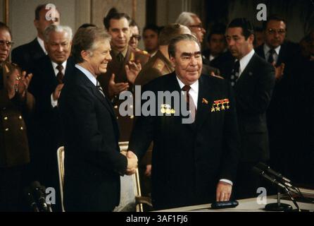 16. Juni 1979; Wien, ÖSTERREICH; Präsident JIMMY CARTER und Generalsekretär der Sowjetunion LEONID BRESCHNEW bei Treffen in Wien, Österreich, vom 15. Juni bis 18. Juni 1979, um das Abkommen über strategische Rüstungsbegrenzung (SALT II) zu unterzeichnen. Stockfoto