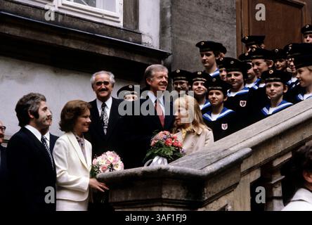 Juni 1979; Wien, ÖSTERREICH; Präsident JIMMY CARTER, First Lady ROSALYNN CARTER und ihre Tochter AMY erhalten während eines Besuchs in Österreich Blumen von den Wiener Sängerknaben, um 1979 das Abkommen über strategische Waffenbegrenzung (SALT II) zu unterzeichnen. Stockfoto