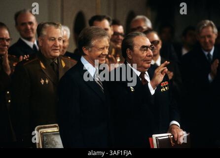 16. Juni 1979; Wien, ÖSTERREICH; Präsident JIMMY CARTER und Generalsekretär der Sowjetunion LEONID BRESCHNEW bei Treffen in Wien, Österreich, vom 15. Juni bis 18. Juni 1979, um das Abkommen über strategische Rüstungsbegrenzung (SALT II) zu unterzeichnen. Stockfoto
