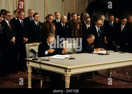 16. Juni 1979; Wien, ÖSTERREICH; Präsident JIMMY CARTER und Generalsekretär der Sowjetunion LEONID BRESCHNEW unterzeichnen das Abkommen über strategische Rüstungsbegrenzung (SALT II) während einer Konferenz in Wien. Stockfoto