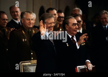 16. Juni 1979; Wien, ÖSTERREICH; Präsident JIMMY CARTER und Generalsekretär der Sowjetunion LEONID BRESCHNEW unterzeichnen das Abkommen über strategische Rüstungsbegrenzung (SALT II) während einer Konferenz in Wien. Stockfoto