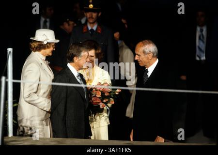 16. Juni 1979; Wien, ÖSTERREICH; US-Präsident JIMMY CARTER und österreichischer Präsident RUDOLF KIRCHSCHLAEGER bei Ankunftszeremonien zur Unterzeichnung des Abkommens über strategische Rüstungsbegrenzung (SALT II) in Wien, Österreich. Stockfoto