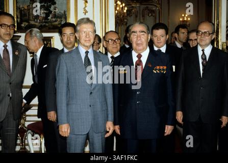 16. Juni 1979; Wien, ÖSTERREICH; Präsident JIMMY CARTER und Generalsekretär der Sowjetunion LEONID BRESCHNEW bei Treffen in Wien, Österreich, vom 15. Juni bis 18. Juni 1979, um das Abkommen über strategische Rüstungsbegrenzung (SALT II) zu unterzeichnen. Stockfoto