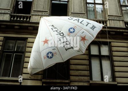 16. Juni 1979; Wien, ÖSTERREICH; Banner hängt am Fenster während der Unterzeichnung des Abkommens über strategische Rüstungsbegrenzung (SALT II) in Wien, Österreich, durch die USA und die Sowjetunion. Stockfoto