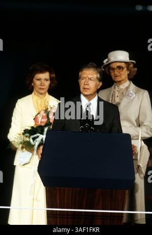 16. Juni 1979; Wien, ÖSTERREICH; US-Präsident JIMMY CARTER und First Lady ROSALYNN CARTER bei der Ankunft in Wien, Österreich, für die Unterzeichnung des Abkommens über strategische Rüstungsbegrenzung (SALT II) im Jahr 1979. Stockfoto