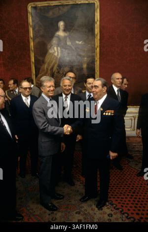 16. Juni 1979; Wien, ÖSTERREICH; Präsident JIMMY CARTER schüttelt die Hände mit Generalsekretär der Sowjetunion LEONID BRESCHNEW während der Treffen in Wien, Österreich, vom 15. Juni bis 18. Juni 1979, um das Abkommen über strategische Rüstungsbegrenzung (SALT II) zu unterzeichnen. Stockfoto