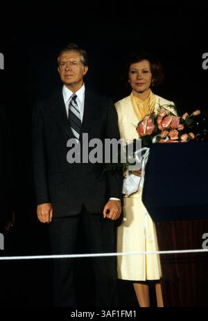 16. Juni 1979; Wien, ÖSTERREICH; US-Präsident JIMMY CARTER und First-Lady ROSALYNN CARTER bei der Ankunft zur Unterzeichnung des Abkommens über strategische Rüstungsbegrenzung (SALT II) in Wien, Österreich. Stockfoto