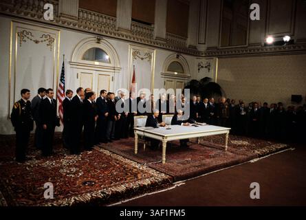 16. Juni 1979; Wien, ÖSTERREICH; Präsident JIMMY CARTER und Generalsekretär der Sowjetunion LEONID BRESCHNEW unterzeichnen das Abkommen über strategische Rüstungsbegrenzung (SALT II) während einer Konferenz in Wien. Stockfoto
