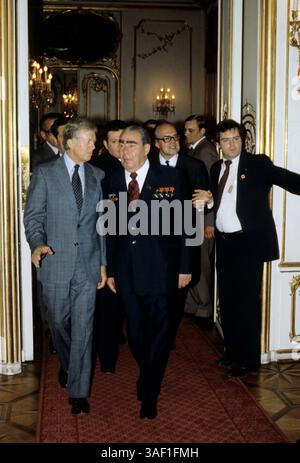 16. Juni 1979; Wien, ÖSTERREICH; Generalsekretär der Sowjetunion LEONID BRESCHNEW (R) und US-Präsident JIMMY CARTER bei Treffen in Wien, Österreich, vom 15. Juni bis 18. Juni 1979, um das Abkommen über strategische Rüstungsbegrenzung (SALT II) zu unterzeichnen. Stockfoto