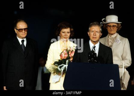 16. Juni 1979; Wien, ÖSTERREICH; US-Präsident JIMMY CARTER und First Lady ROSALYNN CARTER bei der Ankunft in Wien, Österreich, für die Unterzeichnung des Abkommens über strategische Rüstungsbegrenzung (SALT II) im Jahr 1979. Stockfoto