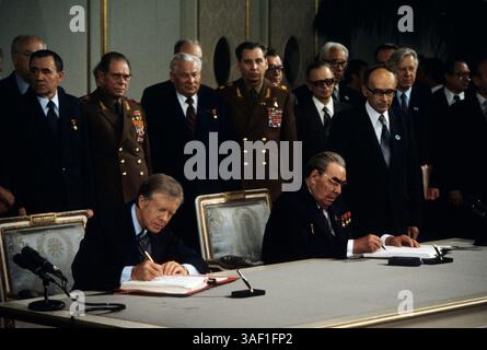 16. Juni 1979; Wien, ÖSTERREICH; Präsident JIMMY CARTER und Generalsekretär der Sowjetunion LEONID BRESCHNEW unterzeichnen 1979 in Wien das Abkommen über strategische Rüstungsbegrenzung (SALT II). Stockfoto