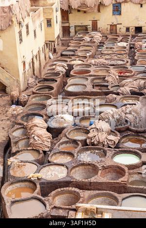Traditionelle Ledergerberei Chouwara in der alten Medina von Fes El Bali, Marokko Stockfoto