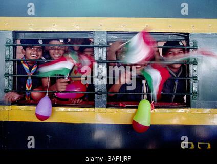April 2003; Bombai, INDIEN; Kinder feiern den 150. Jahrestag der ersten Zugfahrt in Indien. Die 32 km lange Fahrt vom Victoria Terminus in Bombay nach Thane markierte die Geburt des größten Eisenbahnnetzes der Welt. Stockfoto