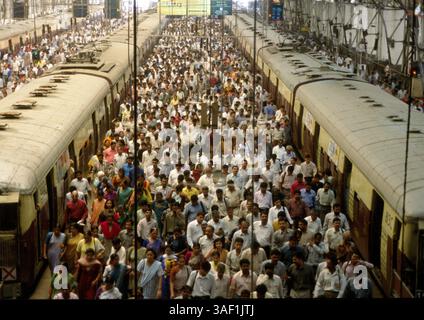 20. April 2003; Bombai, INDIEN; Greater Bombay hat eine Bevölkerung von über 16 Millionen, von denen viele jeden Morgen in die Churhcgate-Station strömen. Stockfoto