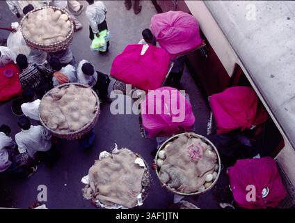 April 2003; Bombai, INDIEN; Händler laden ihre Snacks auf Bombays Vorortzüge. Stockfoto