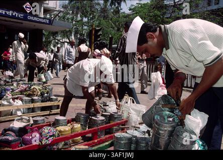 April 2003; Bombai, INDIEN; „Tiffinwallahs“ sortieren Tausende von Tiffin-Boxen (Mittagessen) in Churchgate Station, Bombay. Tiffin-Boxen werden von Pendlern in den Vororten gesammelt und mit lokalen Zügen in die Innenstadt von Bombay gebracht, wo sie mit unfehlbarer Genauigkeit an hungrige Geschäftsleute geliefert werden. Stockfoto