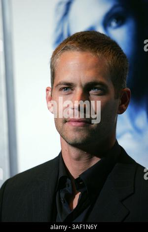 30. November 2013 - File - PAUL WALKER, ein Schauspieler, der vielleicht am bekanntesten für seine Rollen in den Filmen „Fast and Furious“ war, starb heute bei einem feurigen Autounfall. Er war 40 Jahre alt. Der Sheriff von Los Angeles County fand ein Auto in Flammen, als sie auf eine Meldung eines Zusammenstoßes in Valencia reagierten. Zwei Personen, die im Auto gefunden wurden, wurden am Tatort für tot erklärt, Walker war ein Passagier im Auto eines Freundes, der Unfall ereignete sich aufgrund der Geschwindigkeit. Abbildung: 21. September 2005; Los Angeles, CA, USA; Schauspieler Paul Walker bei der Premiere von Into the Blue im Mann Village Theatre. (Kreditbild: Stockfoto