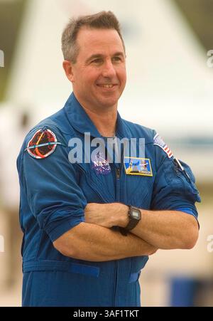 Juli 2005; Cape Canaveral, Florida, USA; Stephen Robinson, Spezialist für Space Shuttle Discovery Mission, hört auf einer Pressekonferenz nach ihrer Ankunft im Kennedy Space Center in Cape Canaveral, Florida am Samstag, 9. Juli 2005. Discovery wird voraussichtlich am Mittwoch starten und wird das erste Shuttle sein, das seit der Katastrophe in Kolumbien vor zwei Jahren ins All fährt. Obligatorischer Ausweis: Foto von Chris Livingston/ZUMA Press. (©) Copyright 2005 von Chris Livingston Stockfoto