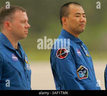 Juli 2005; Cape Canaveral, Florida, USA; Soichi Noguchi aus Japan hört auf einer Pressekonferenz im Kennedy Space Center in Cape Canaveral, Florida am Samstag, 9. Juli 2005. Discovery wird voraussichtlich am Mittwoch starten und wird das erste Shuttle sein, das seit der Katastrophe in Kolumbien vor zwei Jahren ins All fährt. Obligatorischer Ausweis: Foto von Chris Livingston/ZUMA Press. (©) Copyright 2005 von Chris Livingston Stockfoto