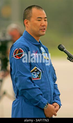 Juli 2005; Cape Canaveral, Florida, USA; Soichi Noguchi aus Japan beantwortet eine Frage während einer Pressekonferenz im Kennedy Space Center in Cape Canaveral, Florida, Samstag, 9. Juli 2005. Discovery wird voraussichtlich am Mittwoch starten und wird das erste Shuttle sein, das seit der Katastrophe in Kolumbien vor zwei Jahren ins All fährt. Obligatorischer Ausweis: Foto von Chris Livingston/ZUMA Press. (©) Copyright 2005 von Chris Livingston Stockfoto