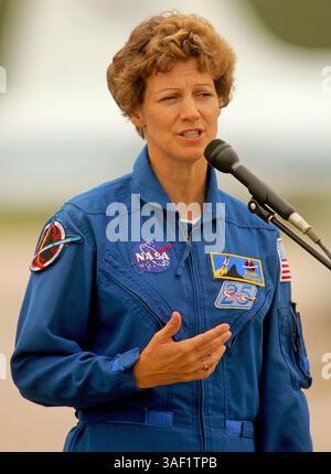 Juli 2005; Cape Canaveral, Florida, USA; der Kommandant des Space Shuttle Discovery, Eileen Collins, gibt am Samstag, 9. Juli 2005, eine Erklärung vor den Medien im Kennedy Space Center in Cape Canaveral, Florida ab. Discovery wird voraussichtlich am Mittwoch starten und wird das erste Shuttle sein, das seit der Katastrophe in Kolumbien vor zwei Jahren ins All fährt. Obligatorischer Ausweis: Foto von Chris Livingston/ZUMA Press. (©) Copyright 2005 von Chris Livingston Stockfoto