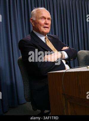 Juli 2005; Cape Canaveral, Florida, USA; der ehemalige Astronaut und US-Senator John Glen hört am Mittwoch, 13. Juli 2005, auf einer Pressekonferenz im Kennedy Space Center in Cape Canaveral, Florida zu. Obligatorischer Ausweis: Foto von Chris Livingston/ZUMA Press. (©) Copyright 2005 von Chris Livingston Stockfoto