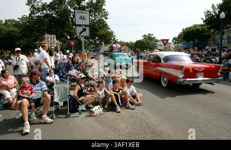 September 2005; New Braunfels, TX, USA; am 23. September 2005 wurden die Bürgersteige während der Comal County Fair Parade in New Braunfels, TX, befüllt. Obligatorischer Ausweis: Foto von William Luther/San Antonio Express-News/ZUMA Press. (©) Copyright 2005 by San Antonio Express-News Stockfoto