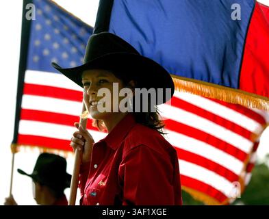 September 2005; New Braunfels, TX, USA; APRIL WIEDENFELD, Mitglied der Heritage Trail Riders Association, trägt die texanische Flagge am 23. September 2005 während der Comal County Fair Parade in New Braunfels, TX. Obligatorischer Ausweis: Foto von William Luther/San Antonio Express-News/ZUMA Press. (©) Copyright 2005 by San Antonio Express-News Stockfoto
