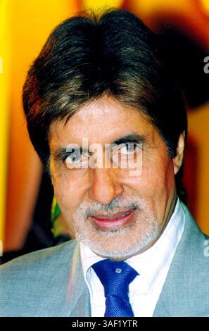 16. März 2005; Neu-Delhi, Indien; (Datei Foto: Datum Unknown) der indische Filmschauspieler Amitabh Bachchan gibt bei einer Veranstaltung in Neu-Delhi Gesten. Die indische Filmindustrie (im Volksmund Bollywood genannt) ist berühmt für die Herstellung von Hindi-Filmen mit ihrer Mischung aus Melodrama, Romantik, Liedern und Action. Stockfoto