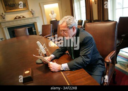 März 2005; Washington, DC, USA; Präsident George W. Bush nimmt seine Radioadresse für eine Sendung am Samstagmorgen im Kabinettsraum des Weißen Hauses auf, am Donnerstag, den 17. März 2005. Stockfoto