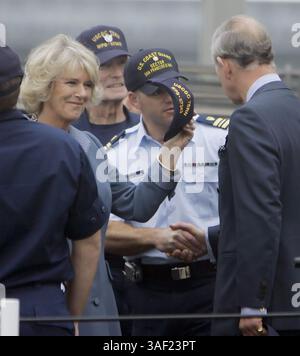 November 2005; San Francisco, CA, USA; Prinz CHARLES schüttelt an Deck mit Mitgliedern des Patrouillenbootes Tern, während seine Frau CAMILLA, Duchess of Cornwall, einen Hut hält, der ihr nach der Ankunft am Ferry Building in San Francisco geschenkt wurde. Das königliche Paar posierte für Fotos mit der Crew, bevor es das Ferry Building besuchte. Obligatorischer Hinweis: Foto von Eric Risberg-POOL/ZUMA Press. (©) Copyright 2005 von Andy Clark-POOL Stockfoto