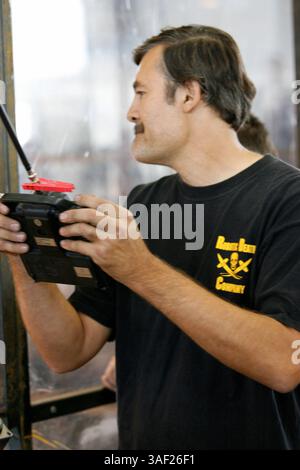 November 2005; San Francisco, CA, USA; die Robot Fighting League (RFL) veranstaltete ein Kampfroboter-Event im Fort Mason in San Francisco. Die funkgesteuerten Roboter, alle fähig, Menschen tödlich zu verletzen, kämpften in einer Arena aus Stahlträgern, doppeltem kugelsicherem Glas und kaltgewalztem Stahlboden. Die Roboter, jeder einzelne einzigartig, kämpften in verschiedenen Gewichtsklassen, die größten wiegten mehr als 340 kg. Selbst diese Maschinen würden von einem Konkurrenten in die Arena geworfen. Obligatorischer Hinweis: Foto von Mike Fox/ZUMA Press. (©) Copyright 2005 von Mike Fox Stockfoto