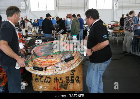November 2005; San Francisco, CA, USA; die Robot Fighting League (RFL) veranstaltete ein Kampfroboter-Event im Fort Mason in San Francisco. Die funkgesteuerten Roboter, alle fähig, Menschen tödlich zu verletzen, kämpften in einer Arena aus Stahlträgern, doppeltem kugelsicherem Glas und kaltgewalztem Stahlboden. Die Roboter, jeder einzelne einzigartig, kämpften in verschiedenen Gewichtsklassen, die größten wiegten mehr als 340 kg. Selbst diese Maschinen würden von einem Konkurrenten in die Arena geworfen. Obligatorischer Hinweis: Foto von Mike Fox/ZUMA Press. (©) Copyright 2005 von Mike Fox Stockfoto