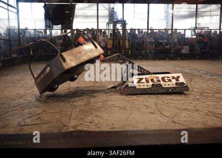 November 2005; San Francisco, CA, USA; die Robot Fighting League (RFL) veranstaltete ein Kampfroboter-Event im Fort Mason in San Francisco. Die funkgesteuerten Roboter, alle fähig, Menschen tödlich zu verletzen, kämpften in einer Arena aus Stahlträgern, doppeltem kugelsicherem Glas und kaltgewalztem Stahlboden. Die Roboter, jeder einzelne einzigartig, kämpften in verschiedenen Gewichtsklassen, die größten wiegten mehr als 340 kg. Selbst diese Maschinen würden von einem Konkurrenten in die Arena geworfen. Obligatorischer Hinweis: Foto von Mike Fox/ZUMA Press. (©) Copyright 2005 von Mike Fox Stockfoto