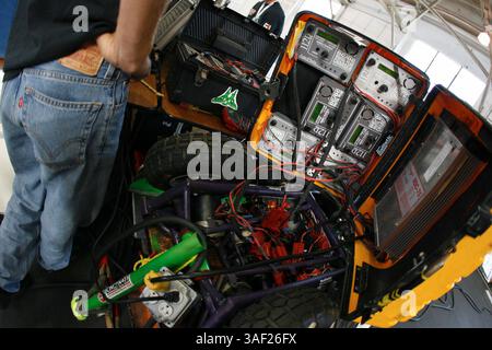 November 2005; San Francisco, CA, USA; die Robot Fighting League (RFL) veranstaltete ein Kampfroboter-Event im Fort Mason in San Francisco. Die funkgesteuerten Roboter, alle fähig, Menschen tödlich zu verletzen, kämpften in einer Arena aus Stahlträgern, doppeltem kugelsicherem Glas und kaltgewalztem Stahlboden. Die Roboter, jeder einzelne einzigartig, kämpften in verschiedenen Gewichtsklassen, die größten wiegten mehr als 340 kg. Selbst diese Maschinen würden von einem Konkurrenten in die Arena geworfen. Obligatorischer Hinweis: Foto von Mike Fox/ZUMA Press. (©) Copyright 2005 von Mike Fox Stockfoto