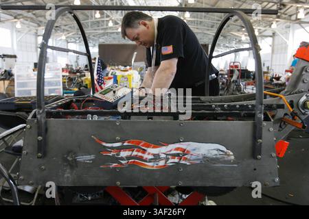 November 2005; San Francisco, CA, USA; die Robot Fighting League (RFL) veranstaltete ein Kampfroboter-Event im Fort Mason in San Francisco. Die funkgesteuerten Roboter, alle fähig, Menschen tödlich zu verletzen, kämpften in einer Arena aus Stahlträgern, doppeltem kugelsicherem Glas und kaltgewalztem Stahlboden. Die Roboter, jeder einzelne einzigartig, kämpften in verschiedenen Gewichtsklassen, die größten wiegten mehr als 340 kg. Selbst diese Maschinen würden von einem Konkurrenten in die Arena geworfen. Obligatorischer Hinweis: Foto von Mike Fox/ZUMA Press. (©) Copyright 2005 von Mike Fox Stockfoto