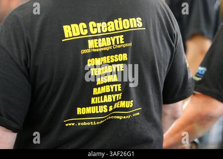 November 2005; San Francisco, CA, USA; die Robot Fighting League (RFL) veranstaltete ein Kampfroboter-Event im Fort Mason in San Francisco. Die funkgesteuerten Roboter, alle fähig, Menschen tödlich zu verletzen, kämpften in einer Arena aus Stahlträgern, doppeltem kugelsicherem Glas und kaltgewalztem Stahlboden. Die Roboter, jeder einzelne einzigartig, kämpften in verschiedenen Gewichtsklassen, die größten wiegten mehr als 340 kg. Selbst diese Maschinen würden von einem Konkurrenten in die Arena geworfen. Obligatorischer Hinweis: Foto von Mike Fox/ZUMA Press. (©) Copyright 2005 von Mike Fox Stockfoto