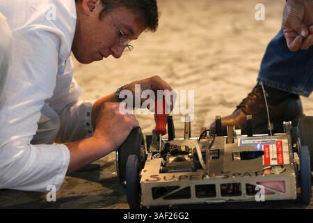 November 2005; San Francisco, CA, USA; die Robot Fighting League (RFL) veranstaltete ein Kampfroboter-Event im Fort Mason in San Francisco. Die funkgesteuerten Roboter, alle fähig, Menschen tödlich zu verletzen, kämpften in einer Arena aus Stahlträgern, doppeltem kugelsicherem Glas und kaltgewalztem Stahlboden. Die Roboter, jeder einzelne einzigartig, kämpften in verschiedenen Gewichtsklassen, die größten wiegten mehr als 340 kg. Selbst diese Maschinen würden von einem Konkurrenten in die Arena geworfen. Obligatorischer Hinweis: Foto von Mike Fox/ZUMA Press. (©) Copyright 2005 von Mike Fox Stockfoto