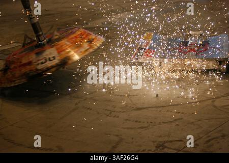 November 2005; San Francisco, CA, USA; die Robot Fighting League (RFL) veranstaltete ein Kampfroboter-Event im Fort Mason in San Francisco. Die funkgesteuerten Roboter, alle fähig, Menschen tödlich zu verletzen, kämpften in einer Arena aus Stahlträgern, doppeltem kugelsicherem Glas und kaltgewalztem Stahlboden. Die Roboter, jeder einzelne einzigartig, kämpften in verschiedenen Gewichtsklassen, die größten wiegten mehr als 340 kg. Selbst diese Maschinen würden von einem Konkurrenten in die Arena geworfen. Obligatorischer Hinweis: Foto von Mike Fox/ZUMA Press. (©) Copyright 2005 von Mike Fox Stockfoto