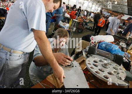 November 2005; San Francisco, CA, USA; die Robot Fighting League (RFL) veranstaltete ein Kampfroboter-Event im Fort Mason in San Francisco. Die funkgesteuerten Roboter, alle fähig, Menschen tödlich zu verletzen, kämpften in einer Arena aus Stahlträgern, doppeltem kugelsicherem Glas und kaltgewalztem Stahlboden. Die Roboter, jeder einzelne einzigartig, kämpften in verschiedenen Gewichtsklassen, die größten wiegten mehr als 340 kg. Selbst diese Maschinen würden von einem Konkurrenten in die Arena geworfen. Obligatorischer Hinweis: Foto von Mike Fox/ZUMA Press. (©) Copyright 2005 von Mike Fox Stockfoto