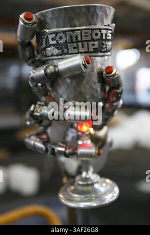 November 2005; San Francisco, CA, USA; die Robot Fighting League (RFL) veranstaltete ein Kampfroboter-Event im Fort Mason in San Francisco. Die funkgesteuerten Roboter, alle fähig, Menschen tödlich zu verletzen, kämpften in einer Arena aus Stahlträgern, doppeltem kugelsicherem Glas und kaltgewalztem Stahlboden. Die Roboter, jeder einzelne einzigartig, kämpften in verschiedenen Gewichtsklassen, die größten wiegten mehr als 340 kg. Selbst diese Maschinen würden von einem Konkurrenten in die Arena geworfen. Obligatorischer Hinweis: Foto von Mike Fox/ZUMA Press. (©) Copyright 2005 von Mike Fox Stockfoto