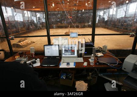 November 2005; San Francisco, CA, USA; die Robot Fighting League (RFL) veranstaltete ein Kampfroboter-Event im Fort Mason in San Francisco. Die funkgesteuerten Roboter, alle fähig, Menschen tödlich zu verletzen, kämpften in einer Arena aus Stahlträgern, doppeltem kugelsicherem Glas und kaltgewalztem Stahlboden. Die Roboter, jeder einzelne einzigartig, kämpften in verschiedenen Gewichtsklassen, die größten wiegten mehr als 340 kg. Selbst diese Maschinen würden von einem Konkurrenten in die Arena geworfen. Obligatorischer Hinweis: Foto von Mike Fox/ZUMA Press. (©) Copyright 2005 von Mike Fox Stockfoto