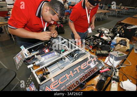 November 2005; San Francisco, CA, USA; die Robot Fighting League (RFL) veranstaltete ein Kampfroboter-Event im Fort Mason in San Francisco. Die funkgesteuerten Roboter, alle fähig, Menschen tödlich zu verletzen, kämpften in einer Arena aus Stahlträgern, doppeltem kugelsicherem Glas und kaltgewalztem Stahlboden. Die Roboter, jeder einzelne einzigartig, kämpften in verschiedenen Gewichtsklassen, die größten wiegten mehr als 340 kg. Selbst diese Maschinen würden von einem Konkurrenten in die Arena geworfen. Obligatorischer Hinweis: Foto von Mike Fox/ZUMA Press. (©) Copyright 2005 von Mike Fox Stockfoto