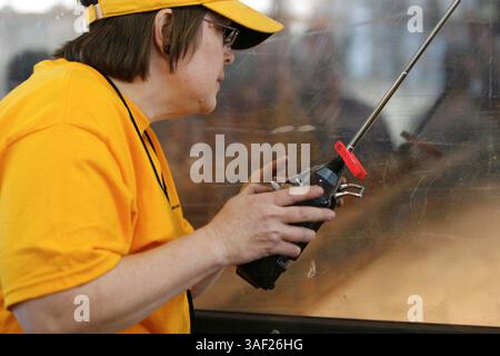 November 2005; San Francisco, CA, USA; die Robot Fighting League (RFL) veranstaltete ein Kampfroboter-Event im Fort Mason in San Francisco. Die funkgesteuerten Roboter, alle fähig, Menschen tödlich zu verletzen, kämpften in einer Arena aus Stahlträgern, doppeltem kugelsicherem Glas und kaltgewalztem Stahlboden. Die Roboter, jeder einzelne einzigartig, kämpften in verschiedenen Gewichtsklassen, die größten wiegten mehr als 340 kg. Selbst diese Maschinen würden von einem Konkurrenten in die Arena geworfen. Obligatorischer Hinweis: Foto von Mike Fox/ZUMA Press. (©) Copyright 2005 von Mike Fox Stockfoto