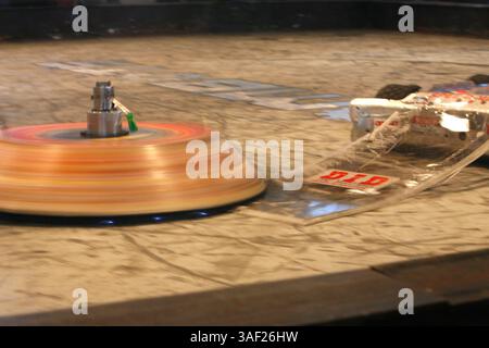 November 2005; San Francisco, CA, USA; die Robot Fighting League (RFL) veranstaltete ein Kampfroboter-Event im Fort Mason in San Francisco. Die funkgesteuerten Roboter, alle fähig, Menschen tödlich zu verletzen, kämpften in einer Arena aus Stahlträgern, doppeltem kugelsicherem Glas und kaltgewalztem Stahlboden. Die Roboter, jeder einzelne einzigartig, kämpften in verschiedenen Gewichtsklassen, die größten wiegten mehr als 340 kg. Selbst diese Maschinen würden von einem Konkurrenten in die Arena geworfen. Obligatorischer Hinweis: Foto von Mike Fox/ZUMA Press. (©) Copyright 2005 von Mike Fox Stockfoto