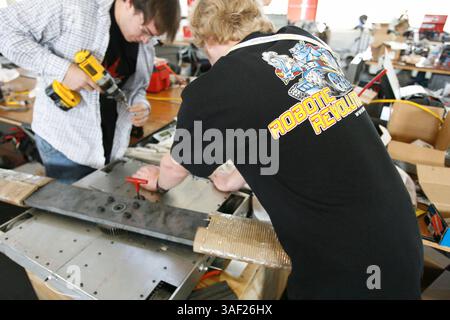 November 2005; San Francisco, CA, USA; die Robot Fighting League (RFL) veranstaltete ein Kampfroboter-Event im Fort Mason in San Francisco. Die funkgesteuerten Roboter, alle fähig, Menschen tödlich zu verletzen, kämpften in einer Arena aus Stahlträgern, doppeltem kugelsicherem Glas und kaltgewalztem Stahlboden. Die Roboter, jeder einzelne einzigartig, kämpften in verschiedenen Gewichtsklassen, die größten wiegten mehr als 340 kg. Selbst diese Maschinen würden von einem Konkurrenten in die Arena geworfen. Obligatorischer Hinweis: Foto von Mike Fox/ZUMA Press. (©) Copyright 2005 von Mike Fox Stockfoto