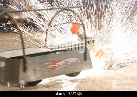 November 2005; San Francisco, CA, USA; die Robot Fighting League (RFL) veranstaltete ein Kampfroboter-Event im Fort Mason in San Francisco. Die funkgesteuerten Roboter, alle fähig, Menschen tödlich zu verletzen, kämpften in einer Arena aus Stahlträgern, doppeltem kugelsicherem Glas und kaltgewalztem Stahlboden. Die Roboter, jeder einzelne einzigartig, kämpften in verschiedenen Gewichtsklassen, die größten wiegten mehr als 340 kg. Selbst diese Maschinen würden von einem Konkurrenten in die Arena geworfen. Obligatorischer Hinweis: Foto von Mike Fox/ZUMA Press. (©) Copyright 2005 von Mike Fox Stockfoto
