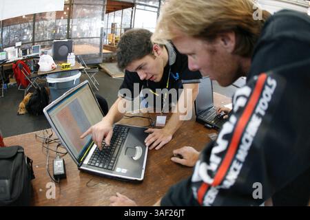 November 2005; San Francisco, CA, USA; die Robot Fighting League (RFL) veranstaltete ein Kampfroboter-Event im Fort Mason in San Francisco. Die funkgesteuerten Roboter, alle fähig, Menschen tödlich zu verletzen, kämpften in einer Arena aus Stahlträgern, doppeltem kugelsicherem Glas und kaltgewalztem Stahlboden. Die Roboter, jeder einzelne einzigartig, kämpften in verschiedenen Gewichtsklassen, die größten wiegten mehr als 340 kg. Selbst diese Maschinen würden von einem Konkurrenten in die Arena geworfen. Obligatorischer Hinweis: Foto von Mike Fox/ZUMA Press. (©) Copyright 2005 von Mike Fox Stockfoto