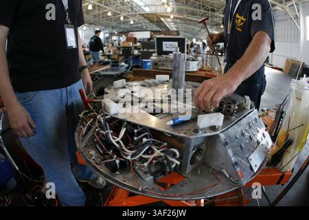 November 2005; San Francisco, CA, USA; die Robot Fighting League (RFL) veranstaltete ein Kampfroboter-Event im Fort Mason in San Francisco. Die funkgesteuerten Roboter, alle fähig, Menschen tödlich zu verletzen, kämpften in einer Arena aus Stahlträgern, doppeltem kugelsicherem Glas und kaltgewalztem Stahlboden. Die Roboter, jeder einzelne einzigartig, kämpften in verschiedenen Gewichtsklassen, die größten wiegten mehr als 340 kg. Selbst diese Maschinen würden von einem Konkurrenten in die Arena geworfen. Obligatorischer Hinweis: Foto von Mike Fox/ZUMA Press. (©) Copyright 2005 von Mike Fox Stockfoto